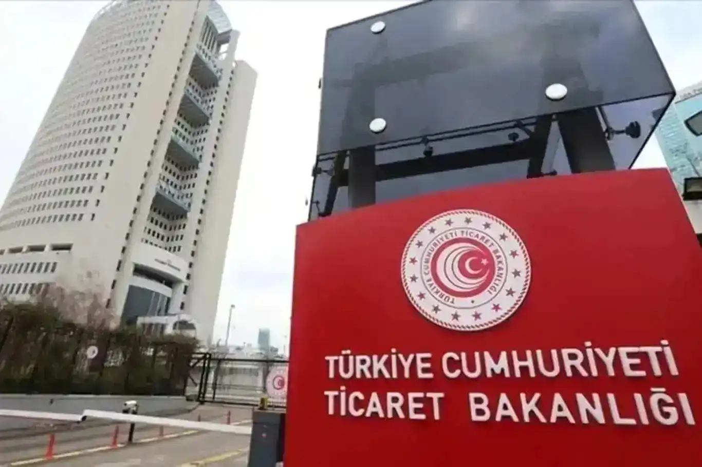 ​ Ticaret Bakanlığı&rsquo;ndan yerli &uuml;retimi korumaya y&ouml;nelik kapsamlı ithalat d&uuml;zenlemeleri