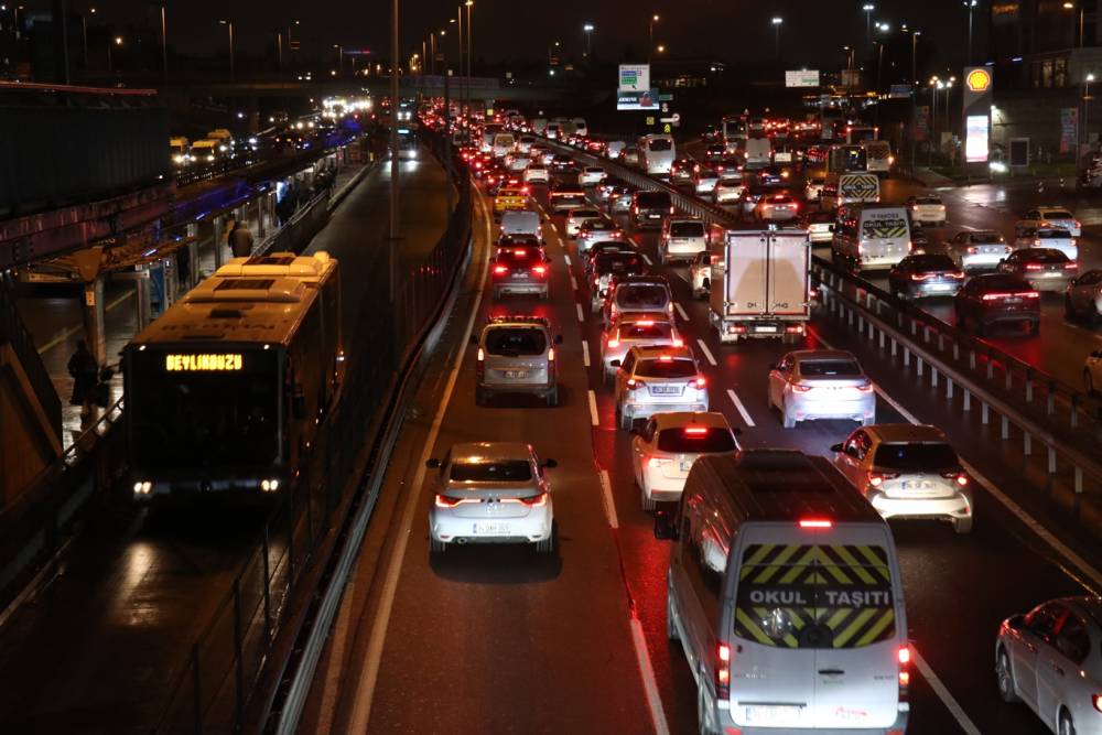 Yarıyıl tatilinin ardından İstanbul'da trafik yoğunluğu yeniden başladı