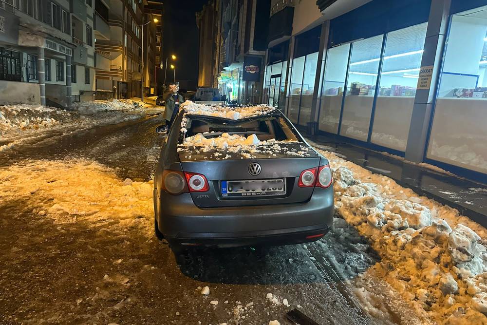 Kar k&uuml;tlesinin ağırlığı Ağrı'da bir işyeri ve bazı ara&ccedil;lara zarar verdi