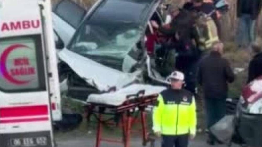 Polatlı-Konya yolunda otomobil ile kamyon &ccedil;arpıştı: 1 &ouml;l&uuml;, 5 yaralı