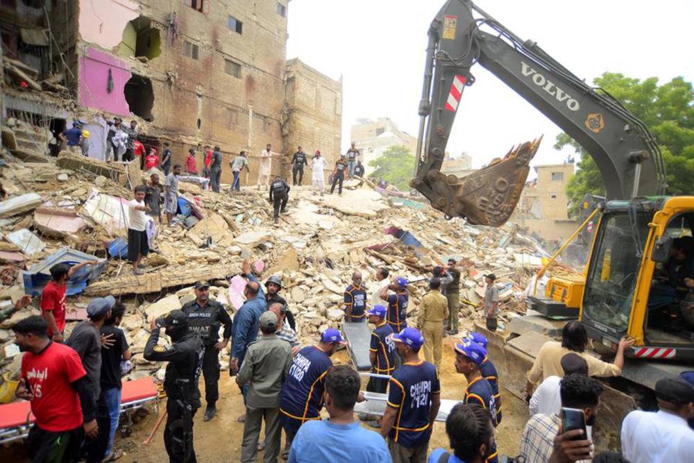 Pakistan'da çöken binada ölü sayısı 16'ya yükseldi