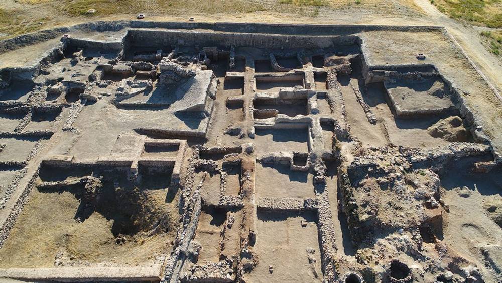 K&uuml;ltepe Kaniş-Karum&rsquo;da ilk kez mozaik kalıntılarına rastlandı