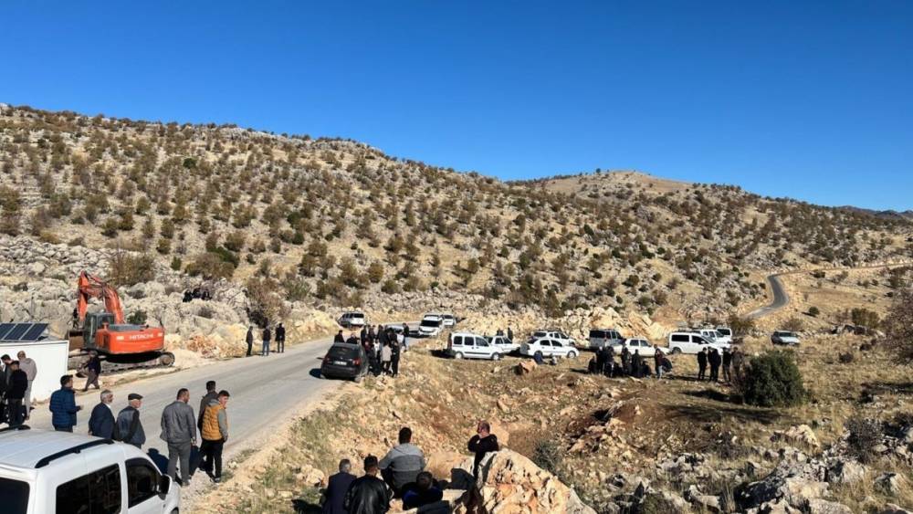 K&ouml;m&uuml;r Beldesi&rsquo;nde k&ouml;yl&uuml;ler ayakta: 'Deprem konutlarına yakın b&ouml;lgede taş ocağı istemiyoruz' 