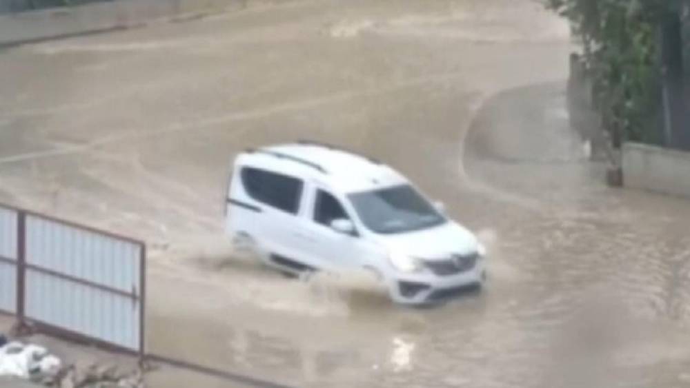 İzmir&rsquo;de sağanak etkili oldu: Cadde ve sokaklarda su birikintileri oluştu