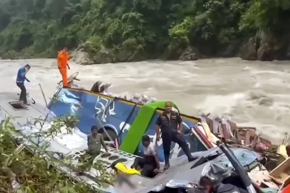 Nepal'de yolcu otob&uuml;s&uuml; u&ccedil;uruma yuvarlandı: 13 &ouml;l&uuml;, 34 yaralı