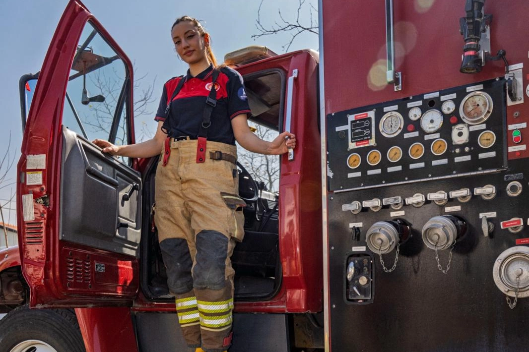 Alevlere meydan okuyan kadın... İzmir'de cesaretiyle &ouml;rnek