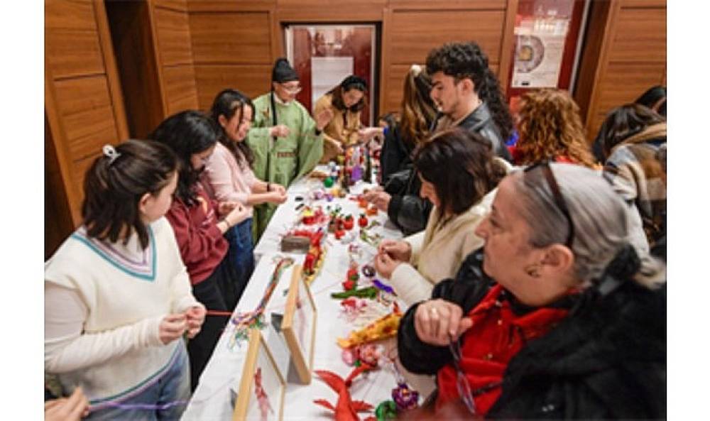 &Ccedil;in Yeni Yılı İzmir'de kutlandı