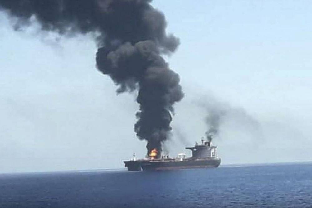 İran Devrim Muhafızları: H&uuml;rm&uuml;z Boğazı&rsquo;nda ABD-siyonist rejime ait iki gemi f&uuml;zelerle vuruldu