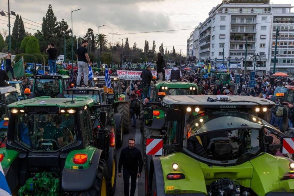 &Ccedil;ift&ccedil;ilerden Atina&rsquo;da trakt&ouml;rl&uuml; protesto
