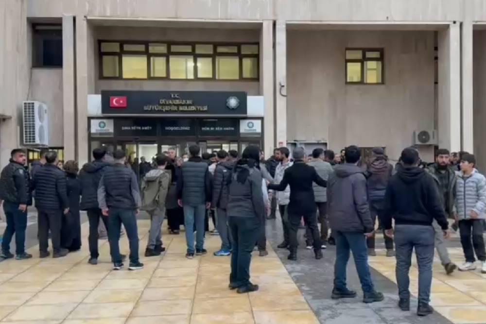 Diyarbakır&rsquo;da seyyar satıcılarla zabıta arasında gerginlik yaşandı