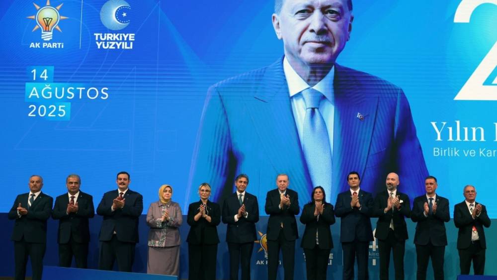 AK Parti’nin 24. kuruluş yıl dönümü kutlandı: Erdoğan'ın rozet taktığı isimler 
