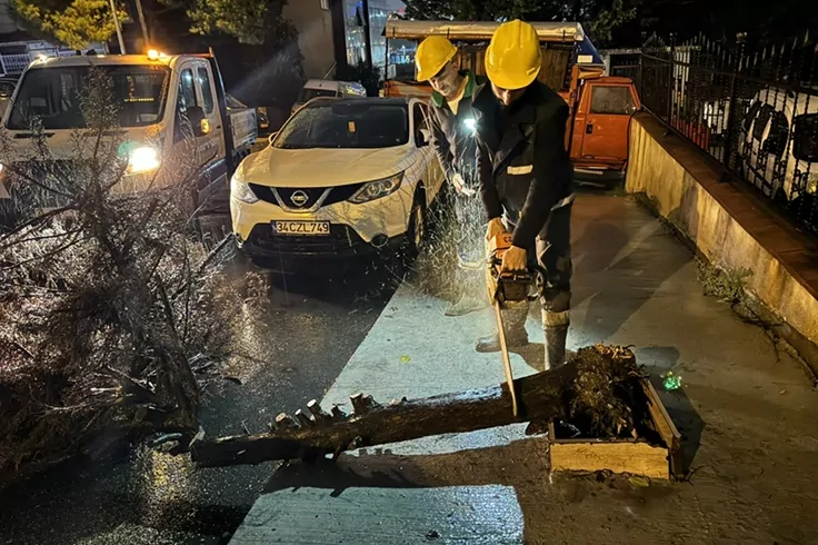 Beylikd&uuml;z&uuml;'nde sağanak mesaisi gece boyunca s&uuml;rd&uuml;