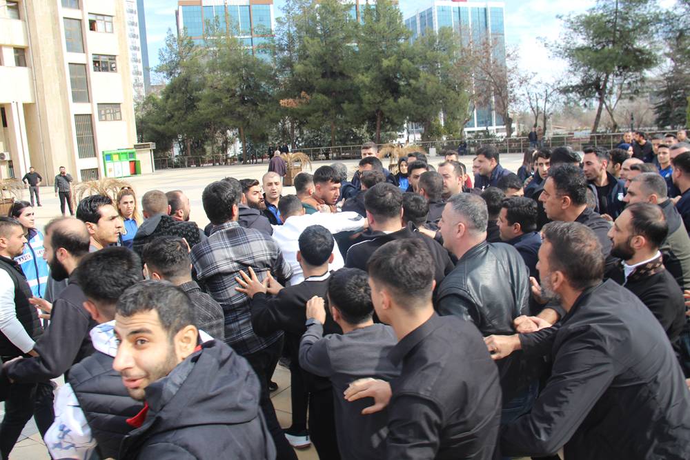 Diyarbakır'daki taksiciler b&uuml;y&uuml;kşehir belediyesi &ouml;n&uuml;nde eylemde