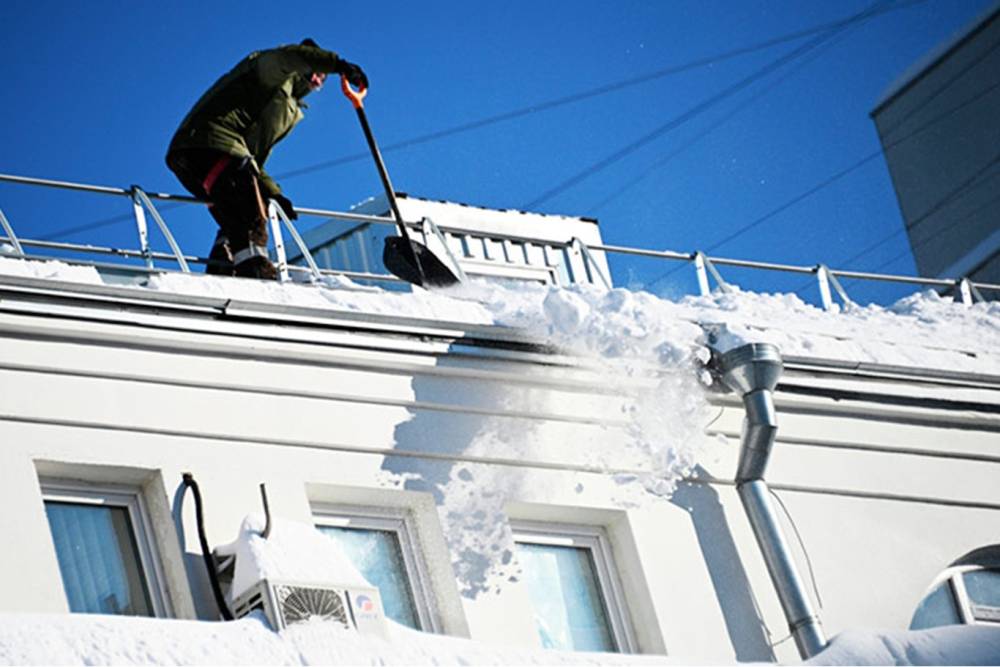 Rusya'da &ccedil;atıdan d&uuml;şen kar nedeniyle 9 kişi hayatını kaybetti