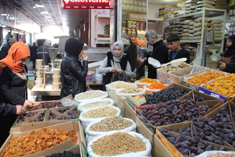 Esnaf Ramazan hazırlıklarını tamamladı: Sahur ve iftar sofralarının vazge&ccedil;ilmezleri tezgahlarda