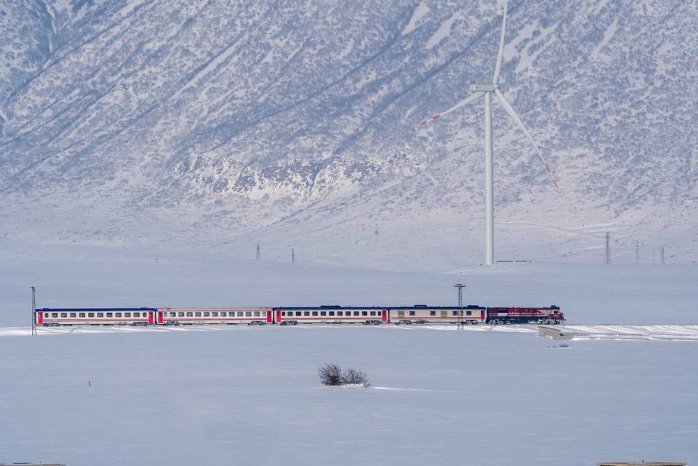 Bitlis'te karla b&uuml;t&uuml;nleşen tren yolculuğunda kartpostallık g&ouml;r&uuml;nt&uuml;ler