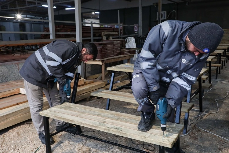 Emekle &uuml;retilen kent mobilyaları şehre değer katıyor