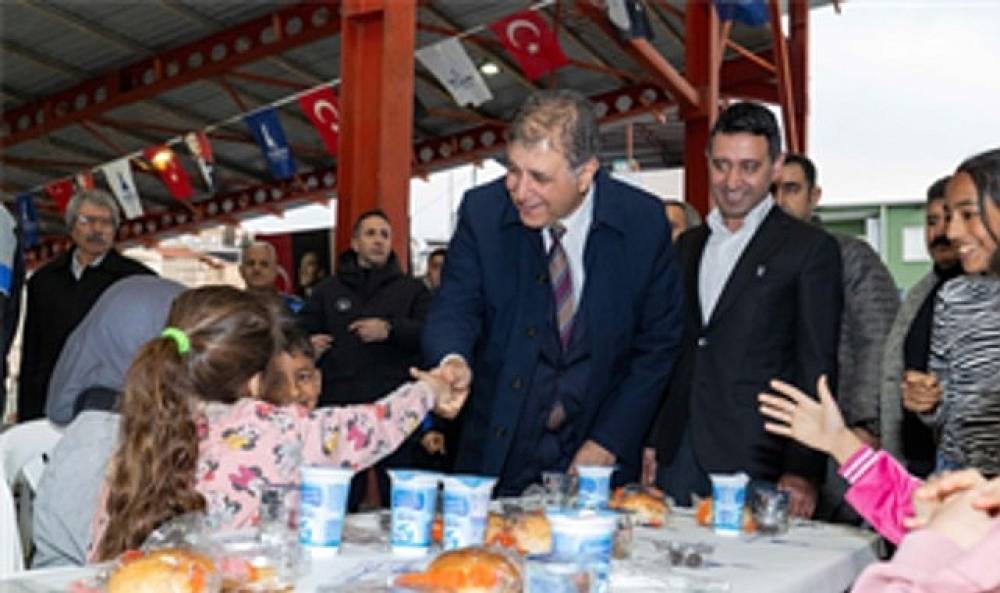 Bayraklı'da g&ouml;n&uuml;ller aynı sofrada buluştu