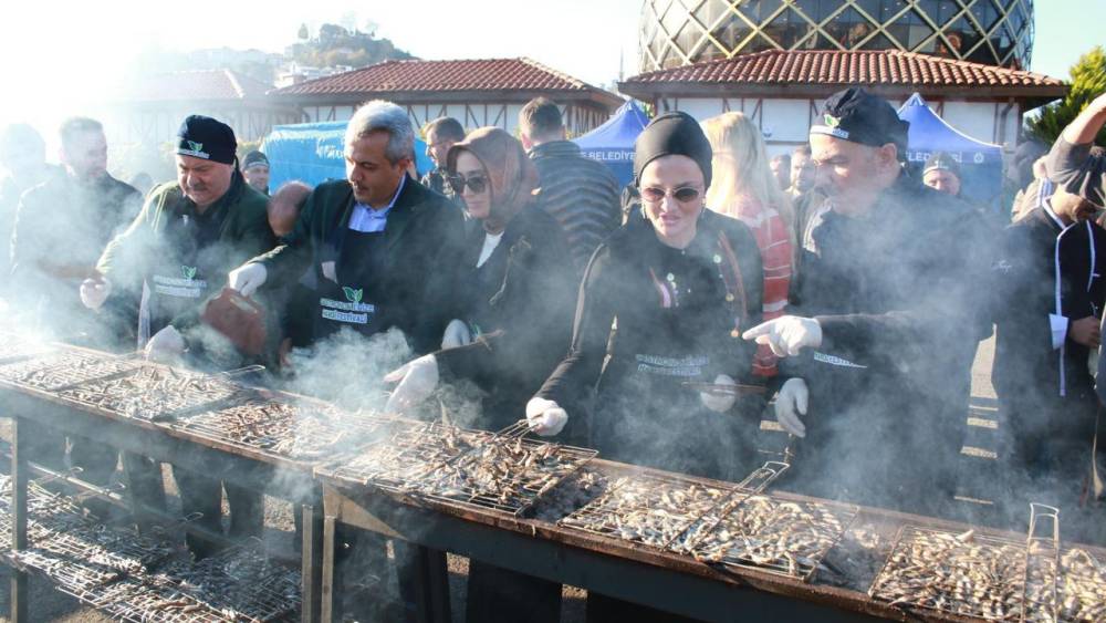 Rize'de d&uuml;zenlenen "8. Hamsi Festivali"nde katılımcılara 2 ton 53 kilo hamsi ikram edildi