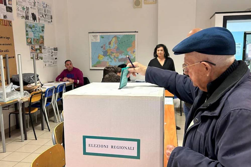 İtalya'da halk &uuml;&ccedil; b&uuml;y&uuml;k b&ouml;lgesinde se&ccedil;im i&ccedil;in sandık başında