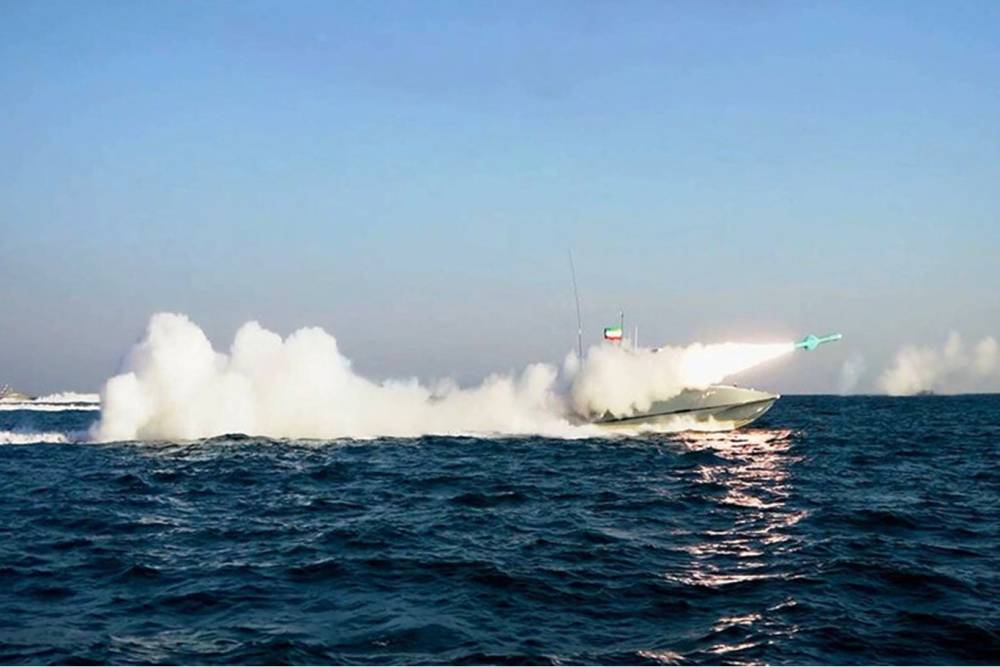 İran Devrim Muhafızları, g&uuml;ney kıyılarda tatbikat d&uuml;zenledi