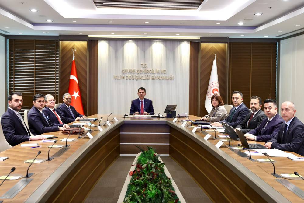 Bakan Kurum D-8 Genel Sekreteri Mahmoud ile g&ouml;r&uuml;şt&uuml;