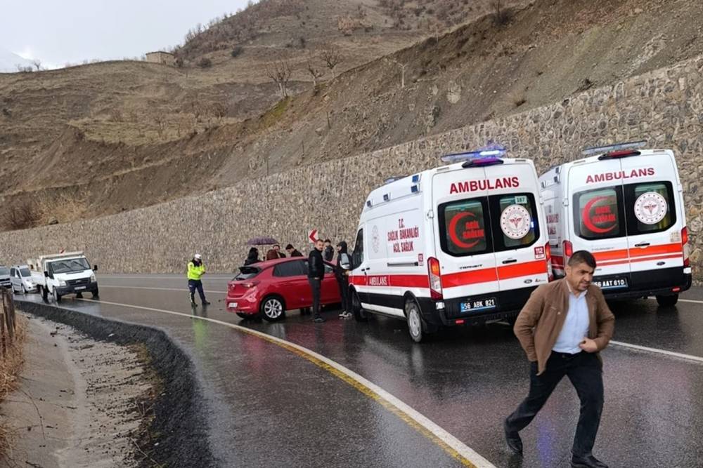 Siirt'te &ouml;ğrenci servisi ile otomobil &ccedil;arpıştı: 6 yaralı
