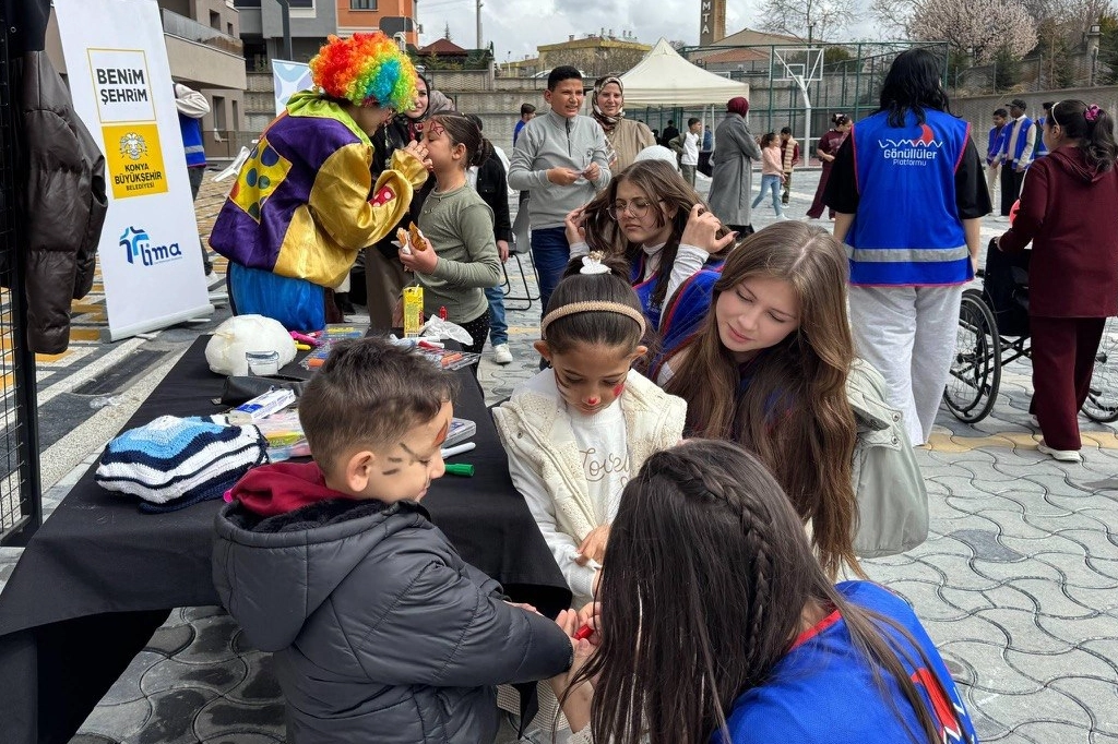 LİMAN G&ouml;n&uuml;ll&uuml;leri Filistinli &ccedil;ocuklara bayram sevinci yaşattı