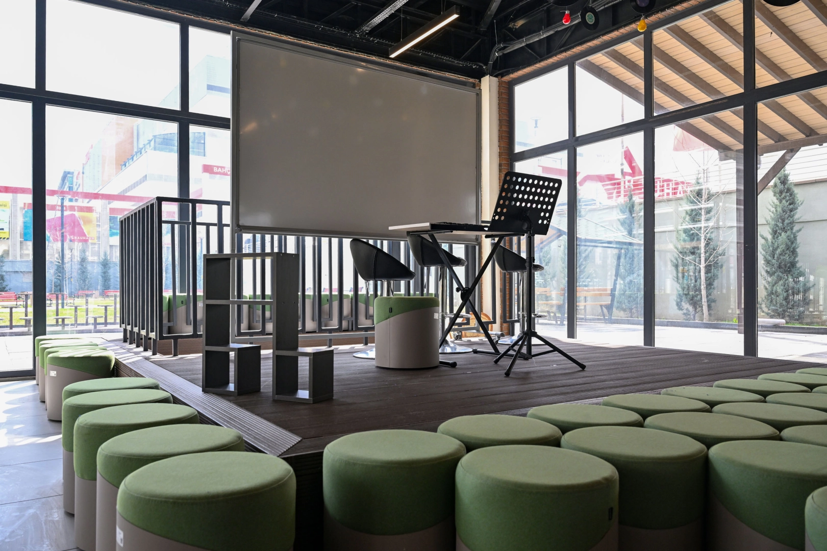 Ankara'da gen&ccedil;lere ve m&uuml;ziğe tam destek