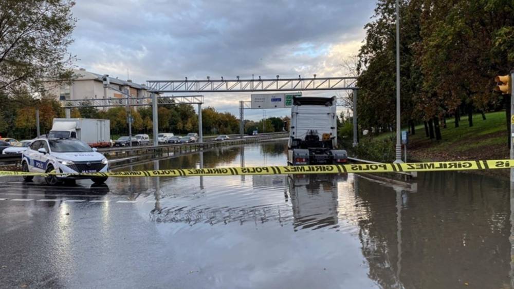 İstanbul’da sağanak hayatı felç etti: Yollar göle döndü