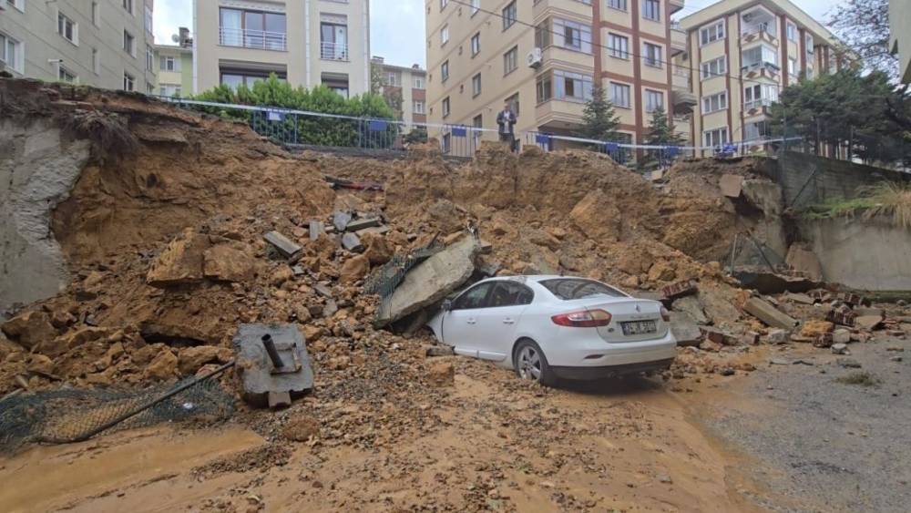 İstanbul istinat duvarı park halindeki araçların üzerine çöktü