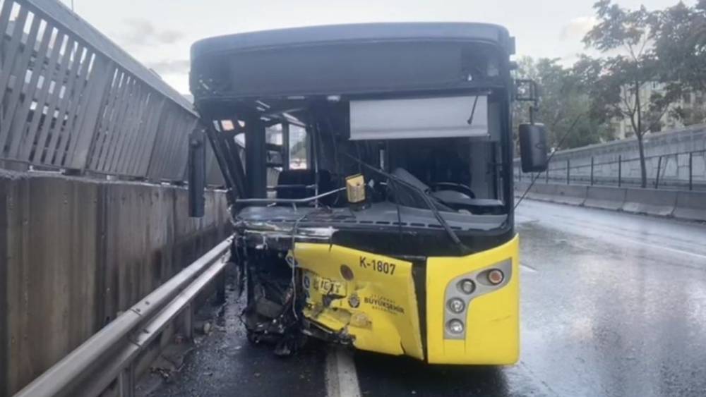 Kadıköy’de alkollü İETT şoförü bariyerlere çarptı: 2 yaralı