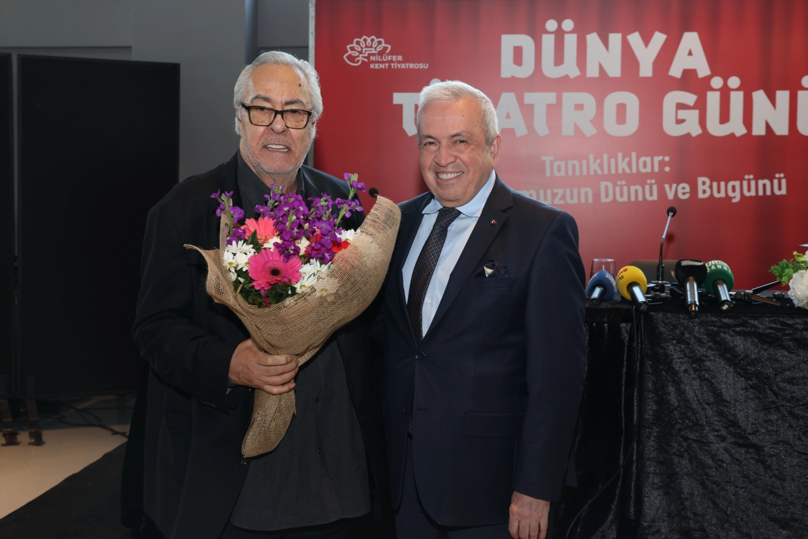 Rutkay Aziz D&uuml;nya Tiyatro G&uuml;n&uuml;&rsquo;nde Nil&uuml;ferlilerle buluştu