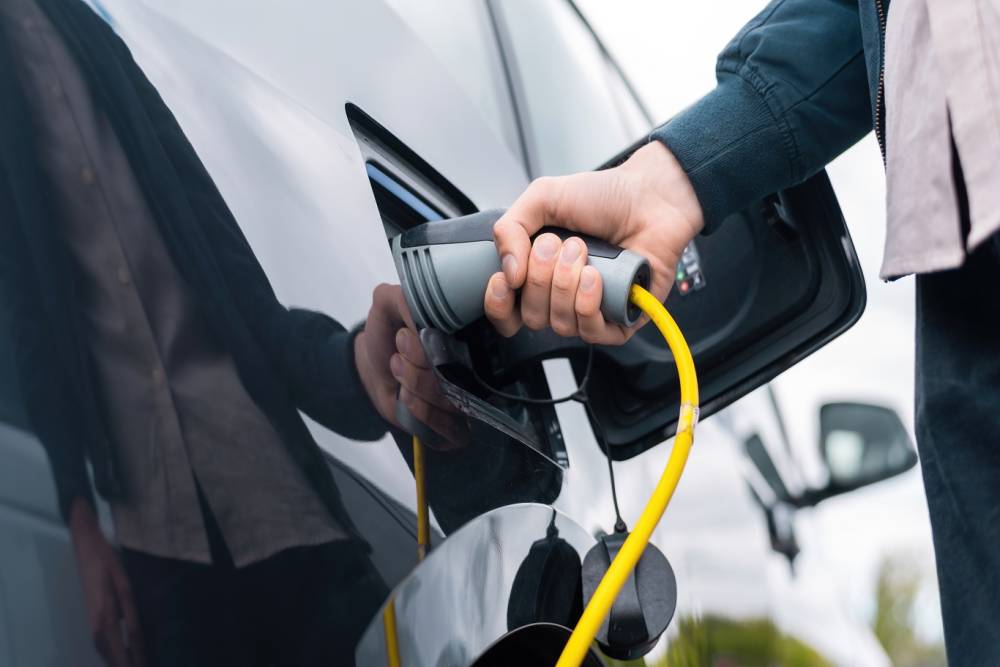 Şarj istasyonlarında g&uuml;venlik &ouml;nlemleri: Elektrikli ara&ccedil; kullanıcıları nelere dikkat etmeli?