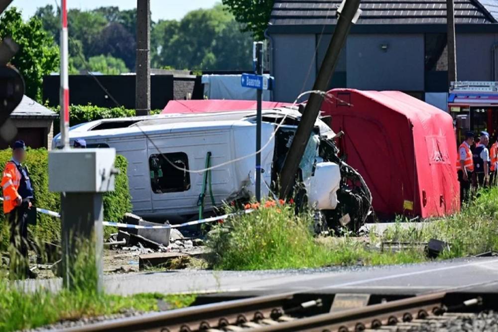 Bel&ccedil;ika&rsquo;da tren ile okul servisi &ccedil;arpıştı: &Ccedil;ok sayıda &ouml;l&uuml; var