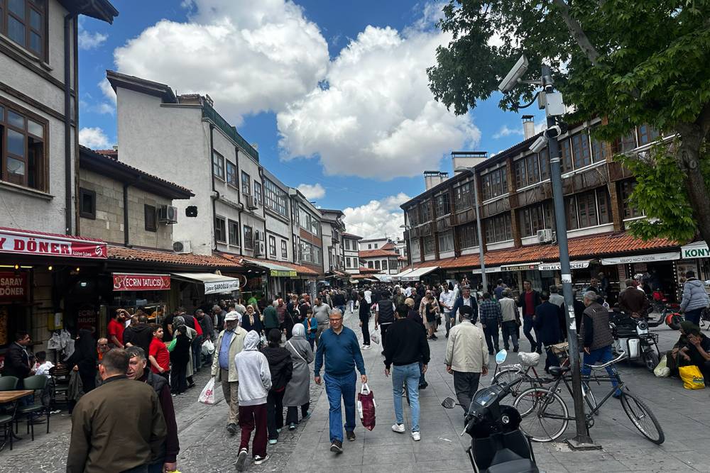 Konya&rsquo;da arefe g&uuml;n&uuml; Bedesten &Ccedil;arşısı&rsquo;nda bayram yoğunluğu yaşandı