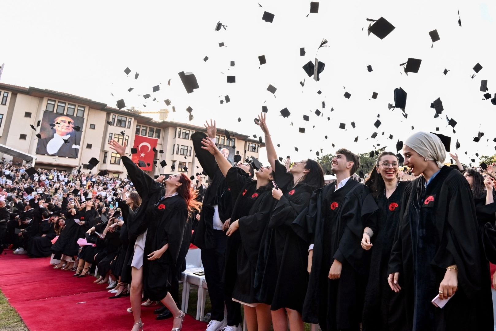 Ko&ccedil; &Uuml;niversitesi'nde 32&rsquo;inci d&ouml;nem mezuniyet sevinci