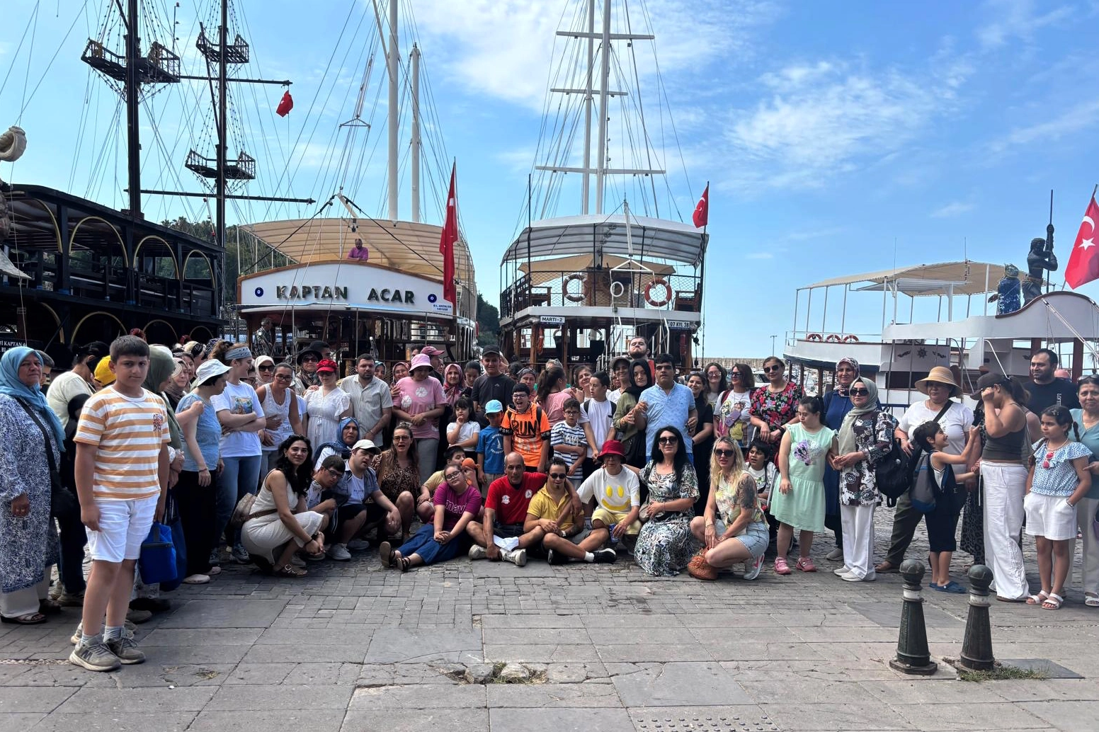 Antalya Muratpaşa'da &ouml;zel gereksinimli bireyler Akdeniz&rsquo;e a&ccedil;ıldı