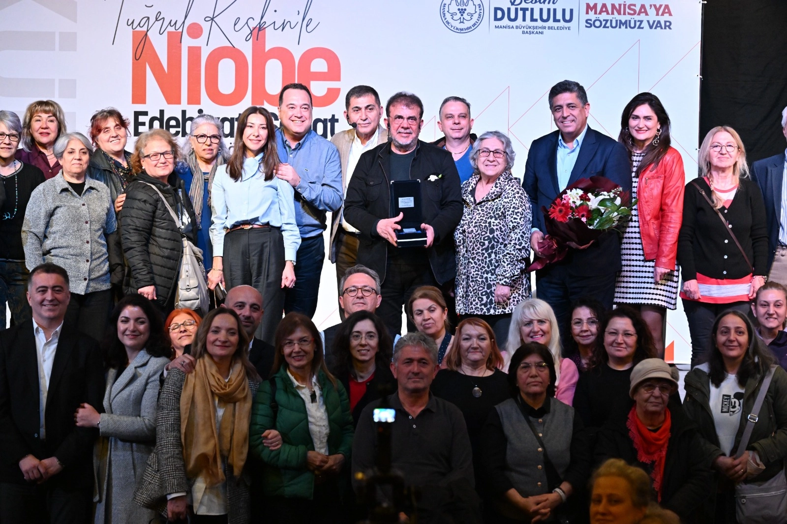 Manisa&rsquo;da Nebil &Ouml;zgent&uuml;rk, Niobe S&ouml;yleşileri&rsquo;nde sanatseverlerle buluştu
