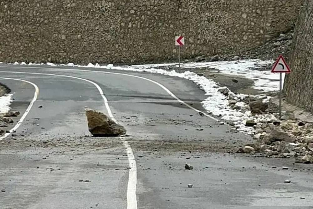 Siirt&ndash;Bitlis karayolunda kaya d&uuml;şmesi tehlikesi