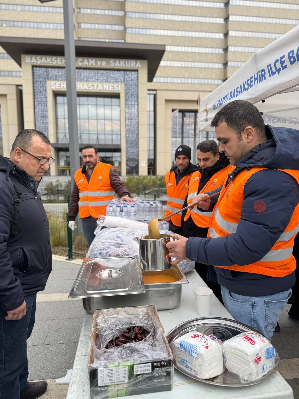 AK Parti İstanbul&rsquo;dan her g&uuml;n on binlerce kişiye &ccedil;orba ikramı