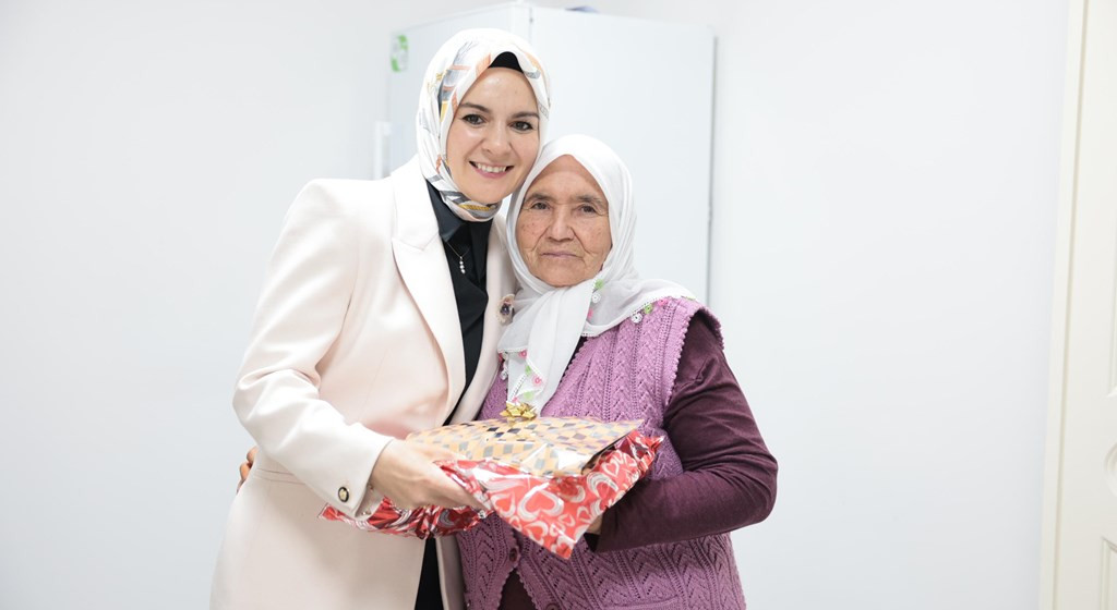 Bakan Göktaş, Uşak'ta kadınlarla halı dokudu, yaşlılarla ilahi söyledi