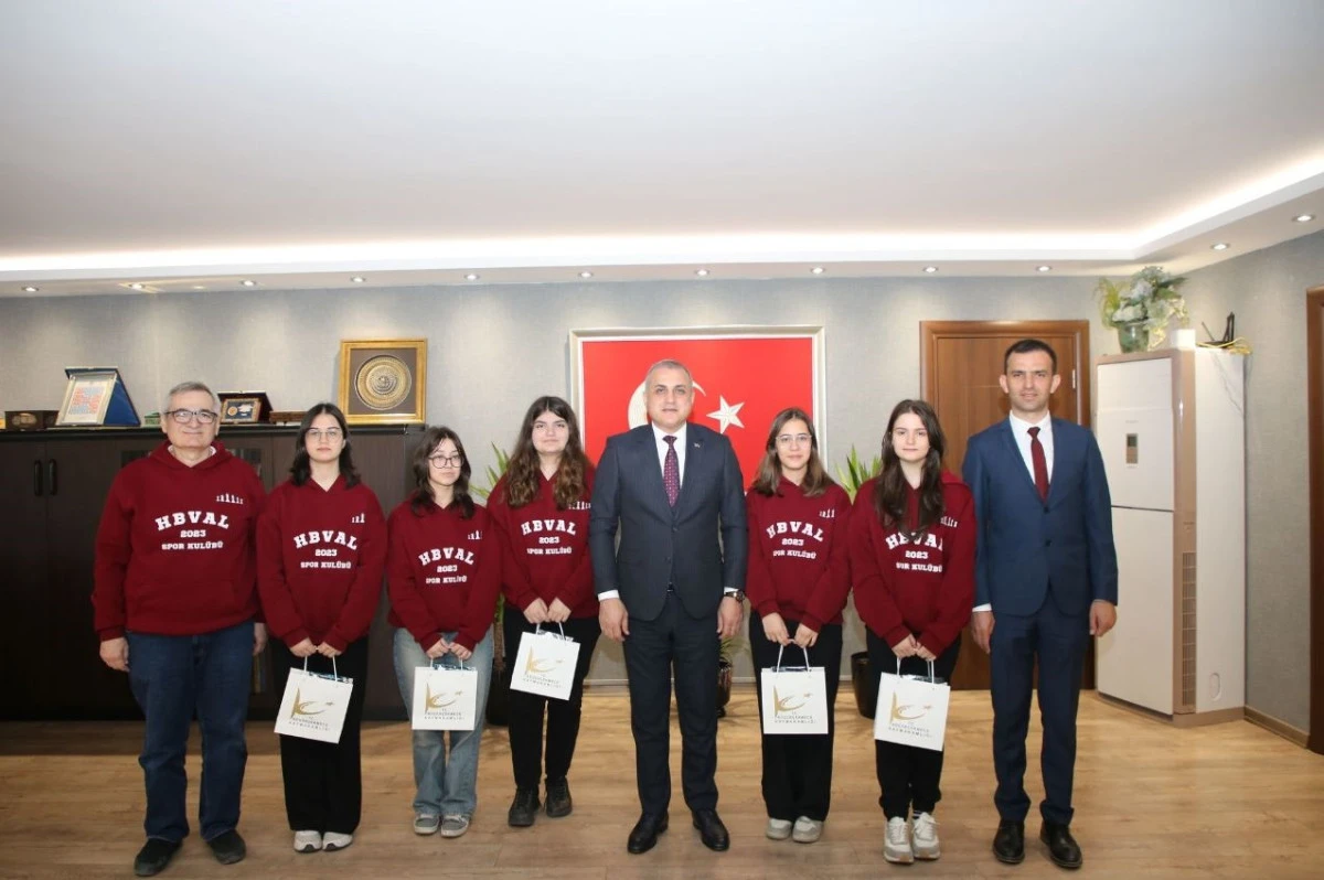 Hacı Bektaş Veli Anadolu Lisesi Okul Sporları Satranç Gençler – Kız Grup öğrencileri, Kaymakam Mustafa ANTEPLİOĞLU’nu ziyaret etti.