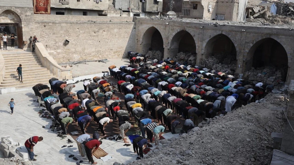 Katil İsrail saldırılarında yıkıma uğrayan Büyük Ömer Camii'nde cuma namazı kılındı