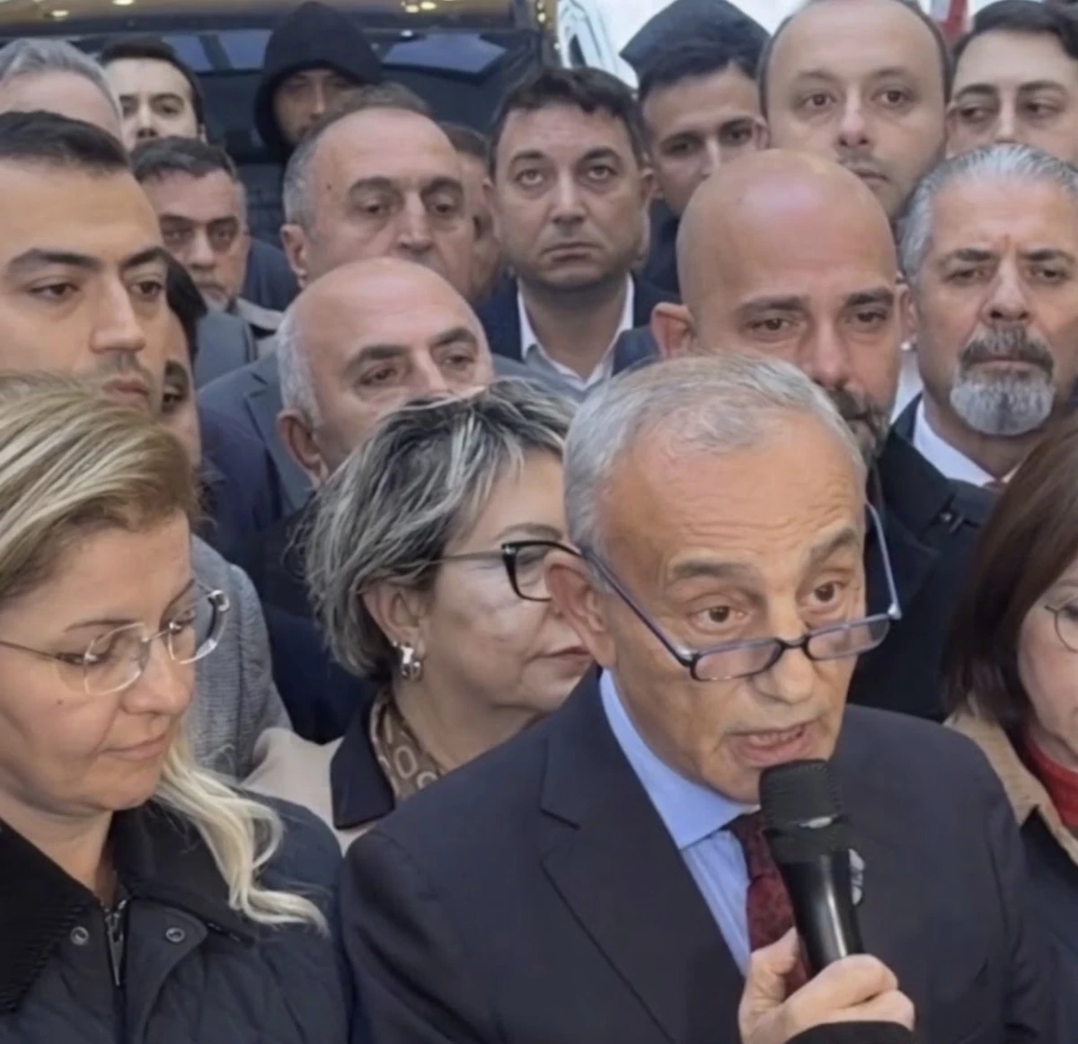 K&Uuml;&Ccedil;&Uuml;K&Ccedil;EKMECE BELEDİYE BAŞKANI KEMAL &Ccedil;EBİ YENİ PARTİ&rsquo;YE KATILDI! 