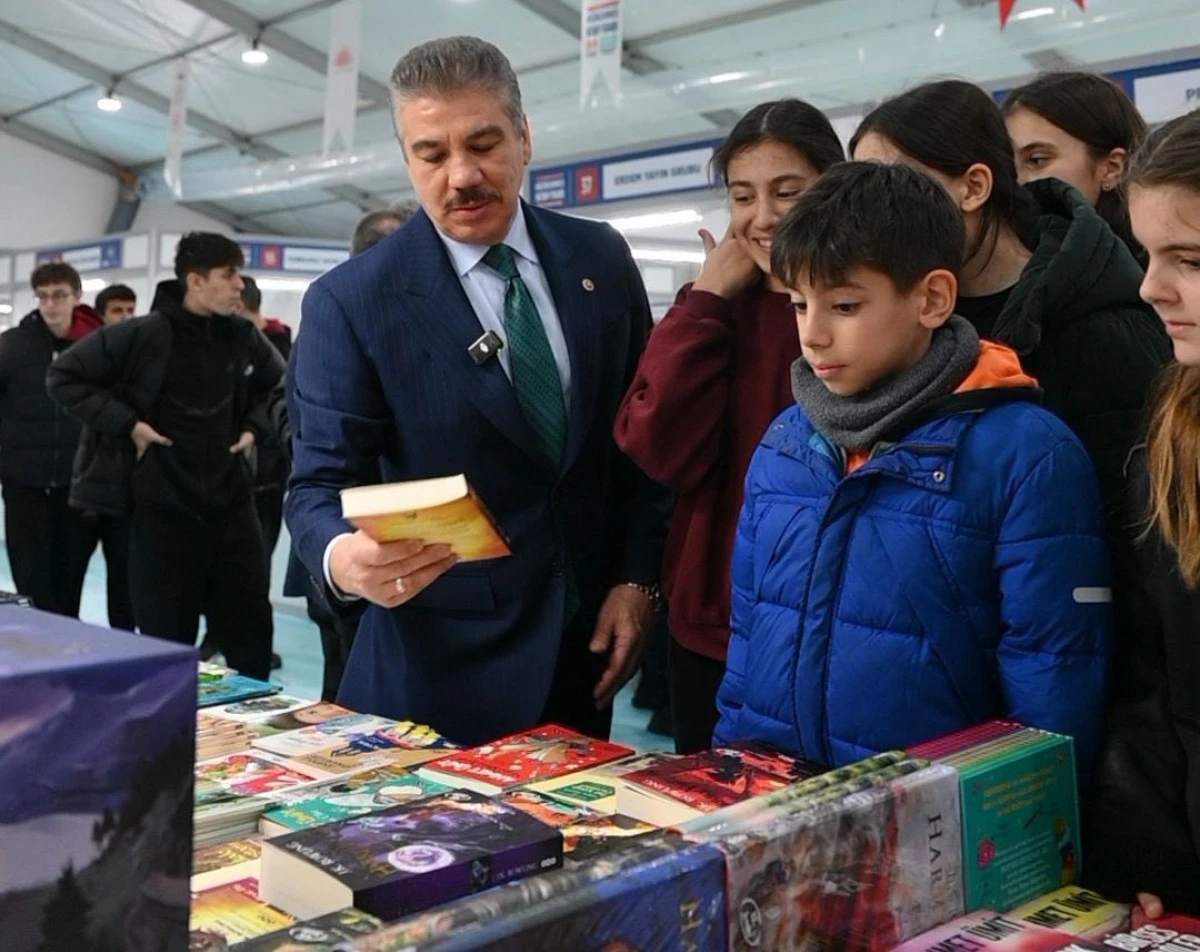K&uuml;&ccedil;&uuml;k&ccedil;ekmece Kitap Fuarı Yoğun İlgi G&ouml;r&uuml;yor. Prof Dr. C&uuml;neyt Y&uuml;ksel  Gen&ccedil;lerle Kitabı konuştu