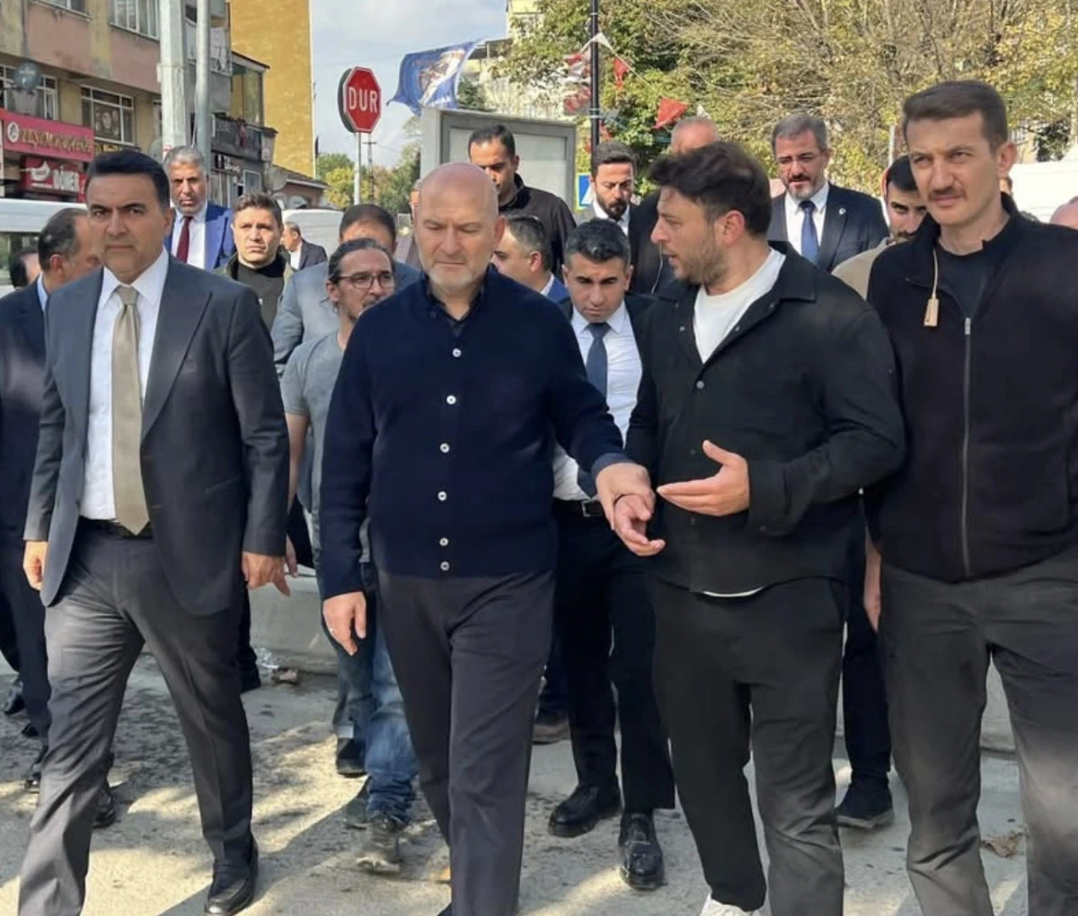 S&Uuml;LEYMAN SOYLU&rsquo;DAN AYAZAĞA&rsquo;DA SELDEN ETKİLENEN ESNAFA ZİYARET 