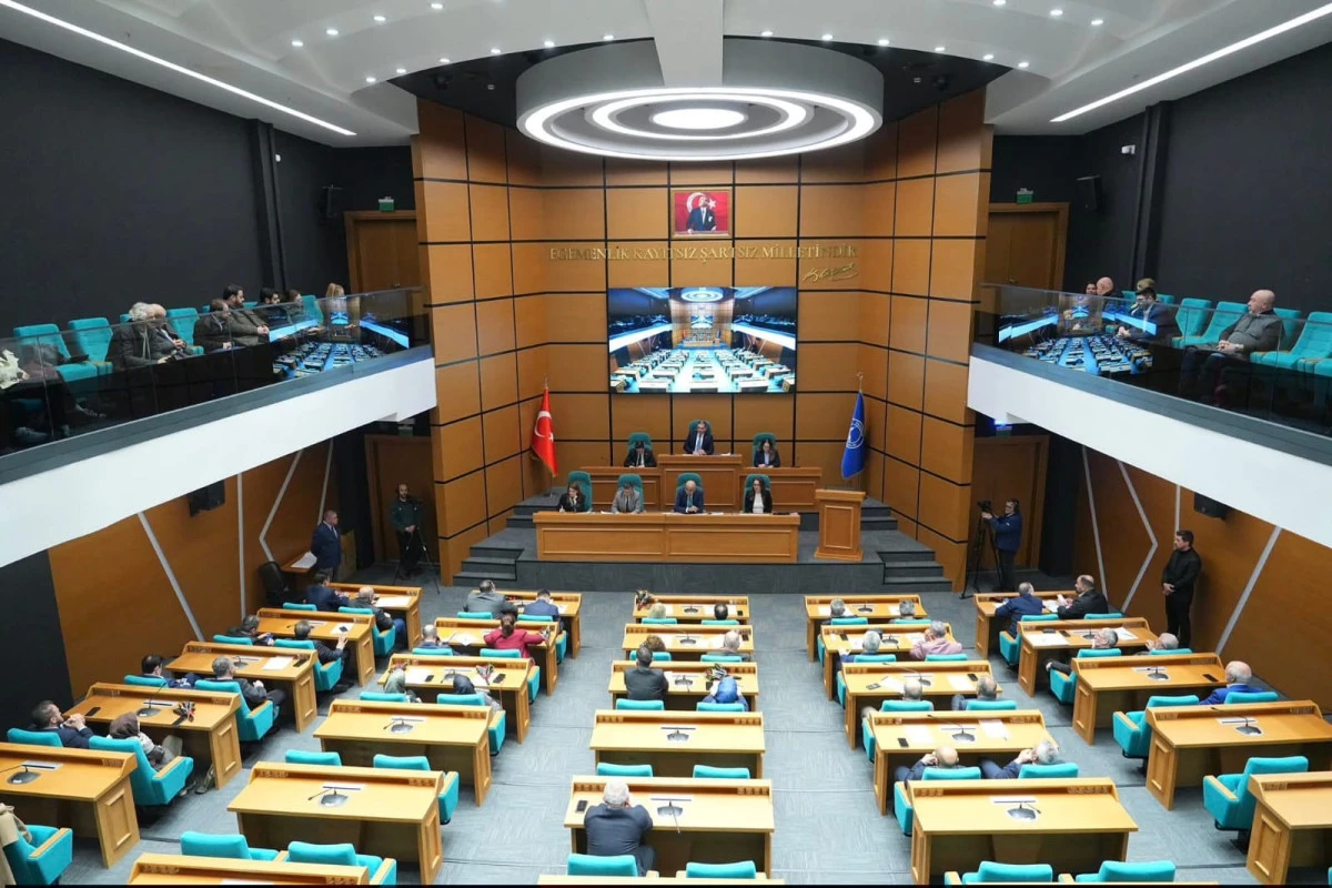 &Uuml;sk&uuml;dar Belediyesi 42 Yıl Sonra İlk Kez Bor&ccedil;lanma Yetkisi İstedi 