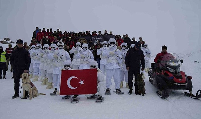 Zigana Dağı’nda JAK timlerinden üniversite öğrencilerine çığda arama eğitimi